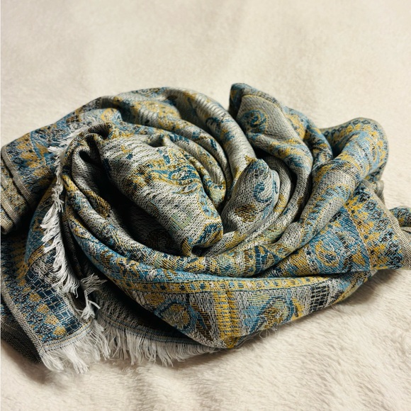 Pashmina Elegant Blue and Gold Patterned Scarf with short fringe New - Picture 3 of 7